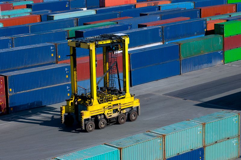 集裝箱搬運(yùn)作業(yè)車迎來技術(shù)革新，智能化、環(huán)保化趨勢(shì)明顯